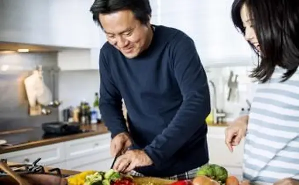 부엌에서 요리하는 커플