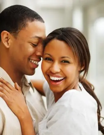 사랑에 빠진 아름다운 젊은 커플 사진 10 장