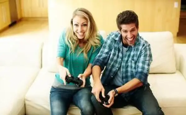 Uomo e donna che giocano ai videogiochi