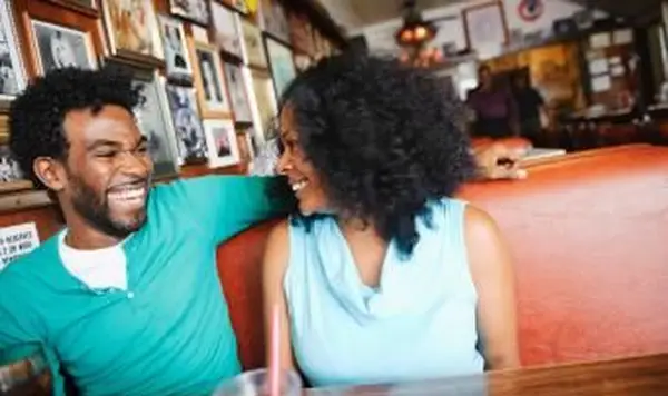 Wie Augen die Körpersprache der Liebe vermitteln