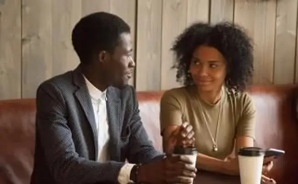 いちゃつく話をする男と女