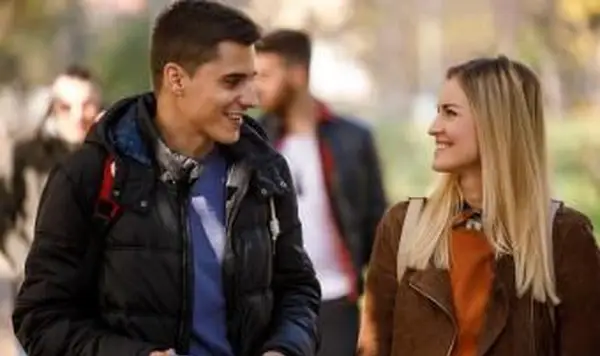 いちゃつくテクニックとしてアイコンタクトを使用する方法