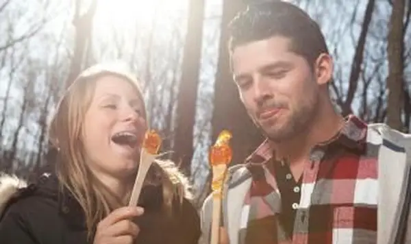 casal come caramelo de bordo em um dia ensolarado
