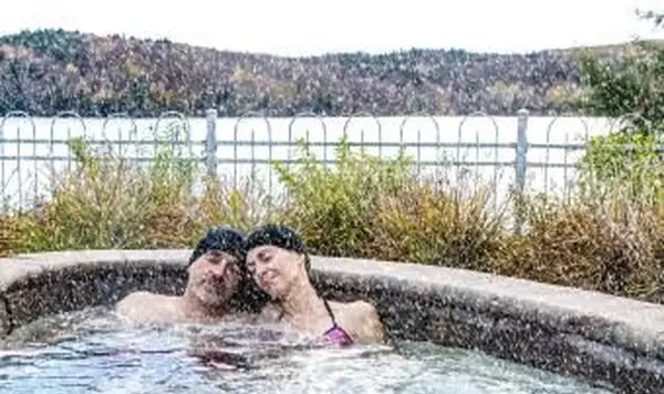 Mulher e homem relaxando em uma banheira de hidromassagem