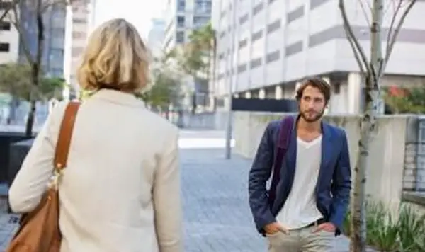 Homme et femme marchant dans une rue
