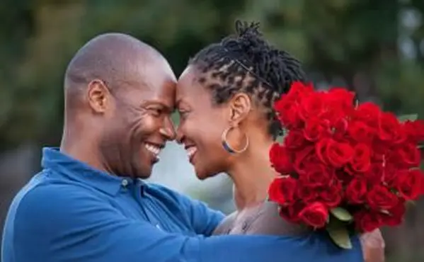 Pareja mirándose a los ojos de los demás
