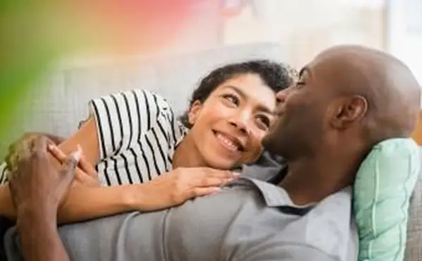 Para z college'u przytula się na kanapie