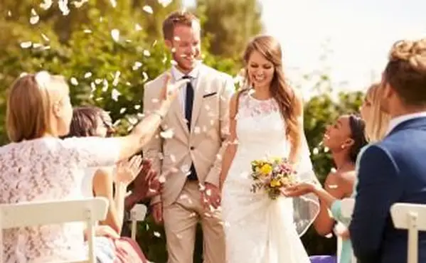 Państwo młodzi na ślubie plenerowym