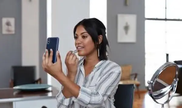 Žena použitie rúžu