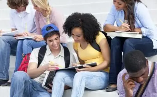 校舎の階段を勉強している学生のグループ