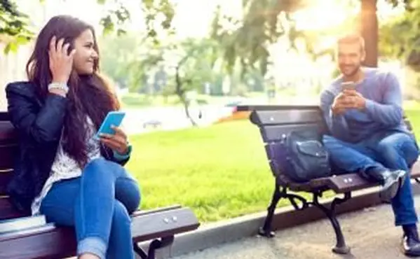 女の子があなたに興味を持っていることを伝える19の方法