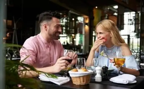 Coppia che ride al tavolo del ristorante