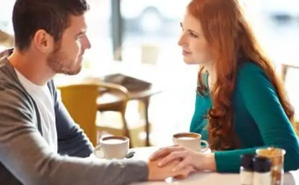 Kobieta lekko dotyka swojej randki