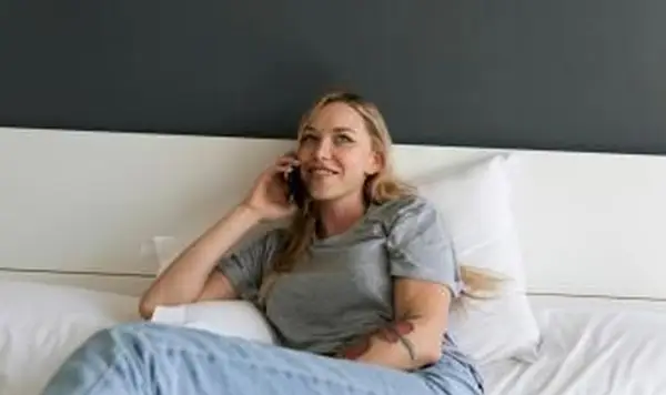 donna che parla al cellulare