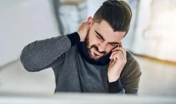 אדם שמתקשר לבטל את התאריך שלו