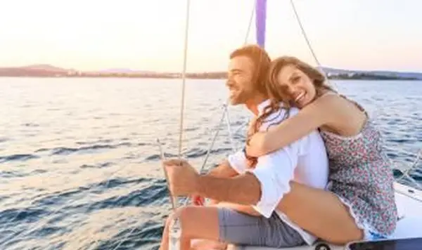 ヨットで旅行するカップル