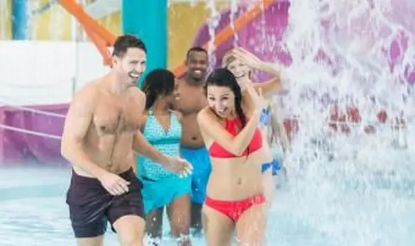 ウォーターパークのカップル