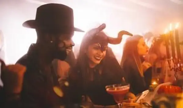 ハロウィンコスチュームパーティーのカップル