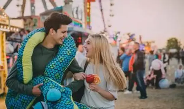 地元の見本市でのデートのカップル