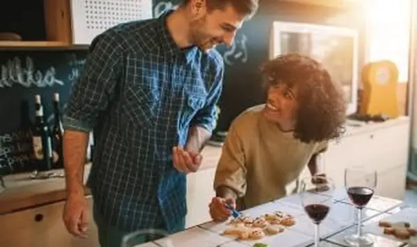 クリスマスのクッキーを作るカップル