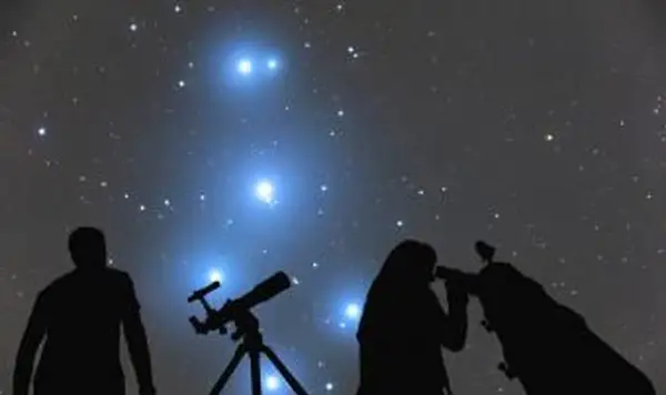 星を見ているカップル