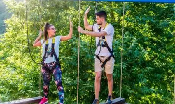 アドベンチャーパークのカップル