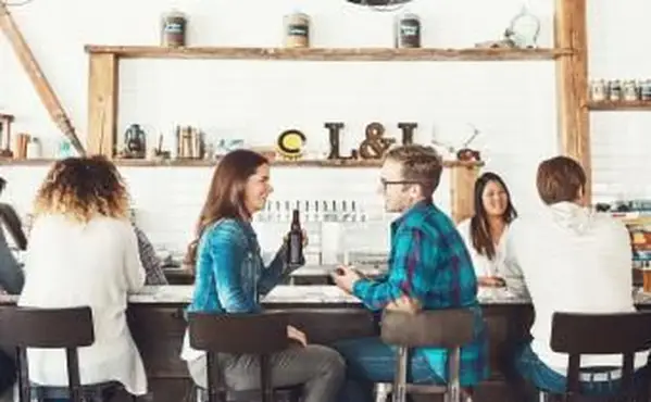 12 znamení odhalenia, že sa hanblivému človeku páči