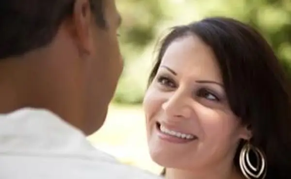 איך אפשר לדעת אם היא שולחת אותות פלירטוטים