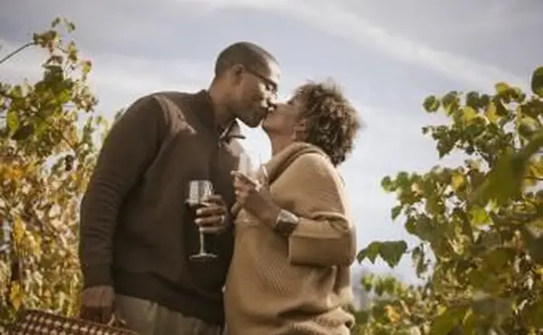 זוג שותה יין בכרם