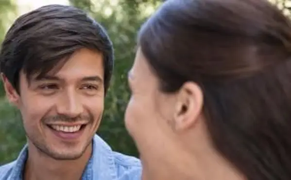 איש מחייך לחברה