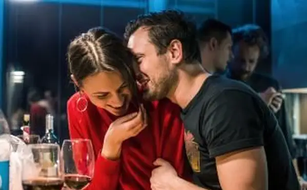 アパートのパーティーでワインを飲むカップル