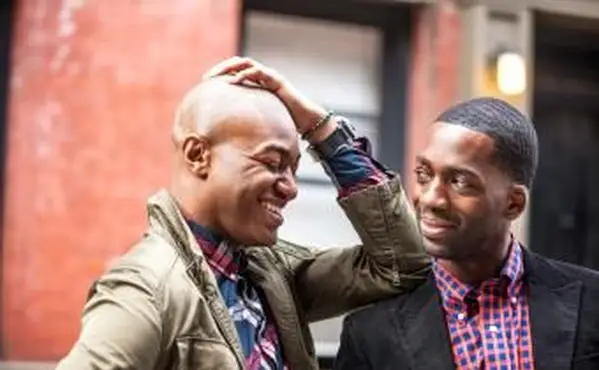 ニューヨーク市で一緒に楽しんでいる同性愛者のカップル