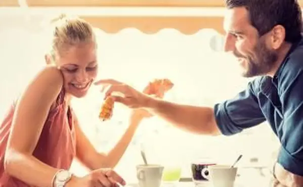 男があなたに惹かれていることを伝える20の方法