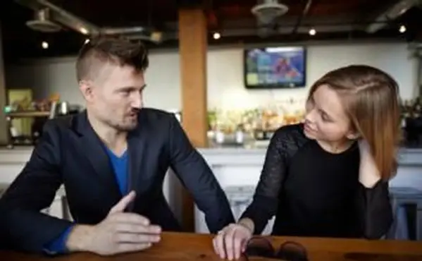 대화를 나누는 커플