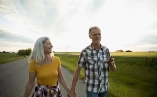 몇 산책과 손을 잡고