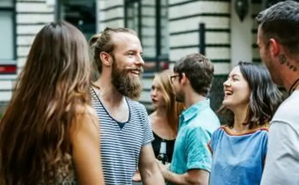 파티에서 웃 고 친구의 그룹