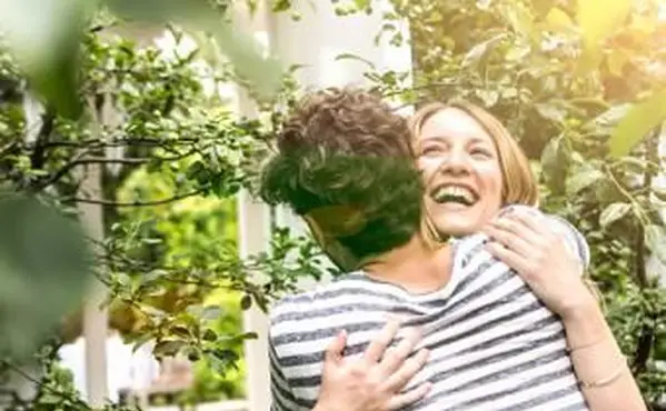 포옹하는 젊은 부부