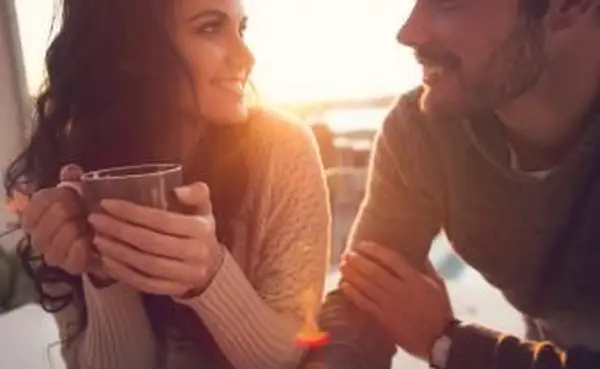 커피를 마시는 커플