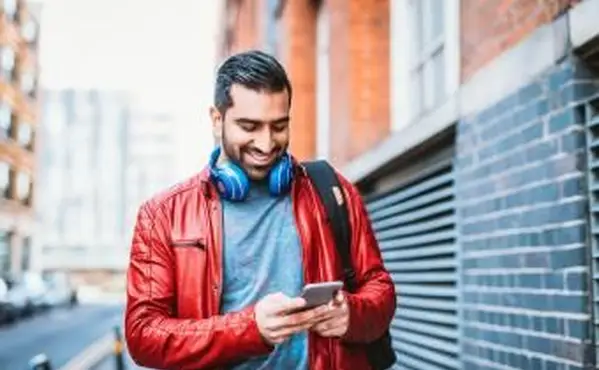 Bell'uomo che usa il telefono