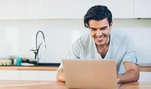 ラップトップを使用して男