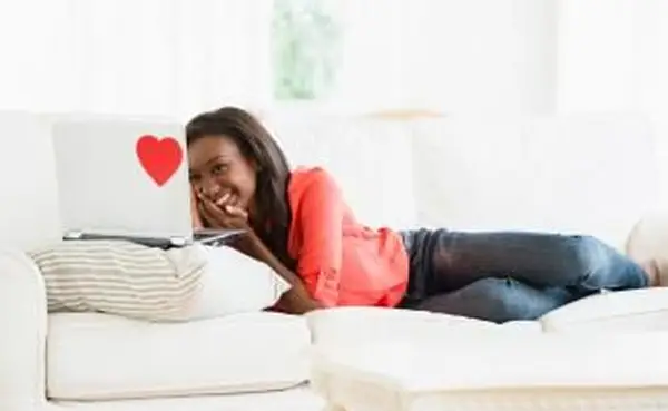 אישה משתמשת במחשב נייד לדייטים במצלמת רשת