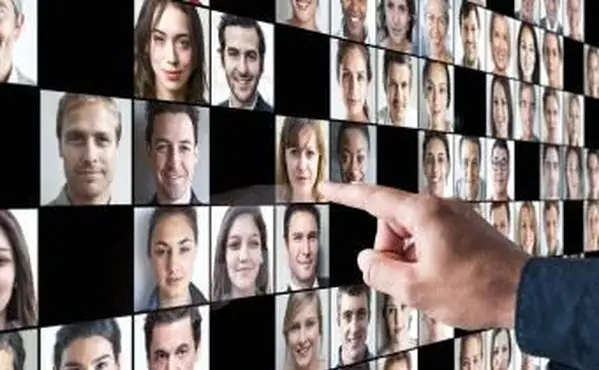 Mann zeigt auf Frau auf dem Bildschirm