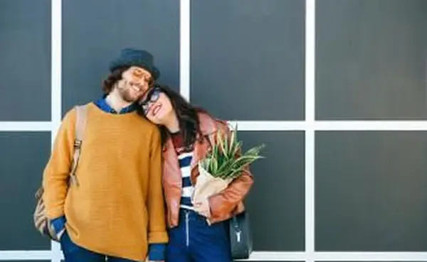 Jovem casal feliz de mãos dadas