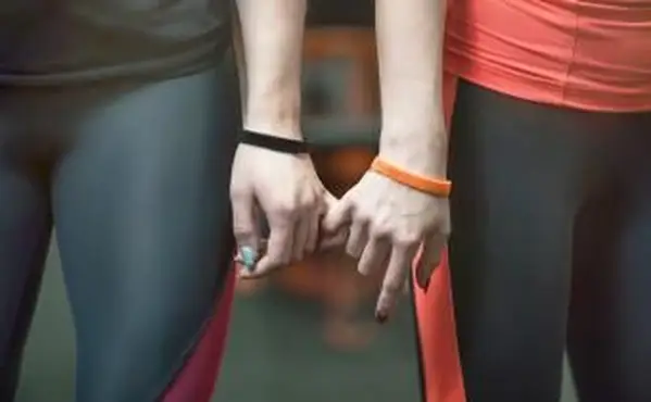 שתי ילדות מחזיקות ידיים מקרוב ידיים במועדון כושר