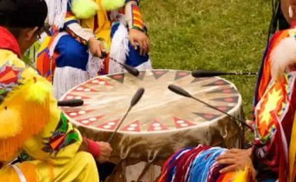 Bicie w bęben w Indian Pow Wow
