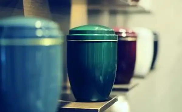 Bestattungsurnen ausgerichtet