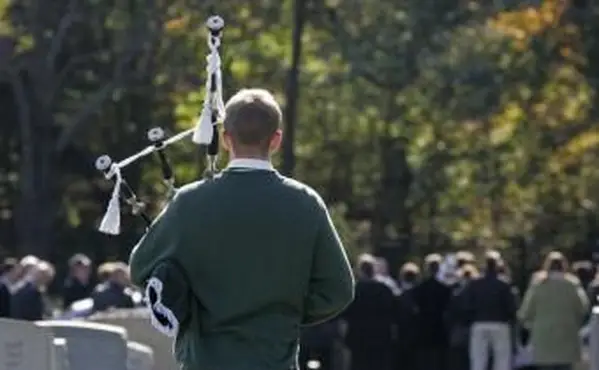 Cornemuses funéraires : les traditions et les chants célèbres