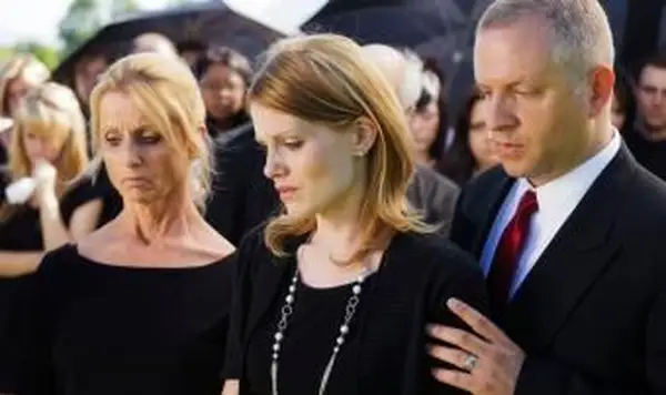 Warum tragen Menschen bei Beerdigungen Schwarz? Hinter der Tradition