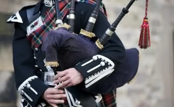 mężczyzna grający na dudach