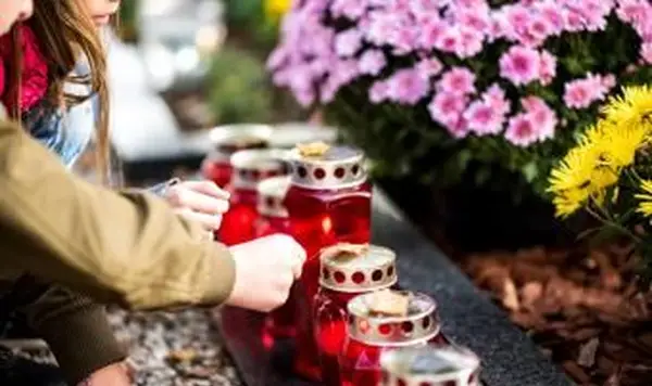 Kinder und Kerzen am Grab gr